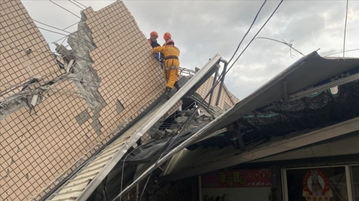 Tayvan dünkü 6,8 büyüklüğündeki depremin ardından artçı şoklarla sarsıldı