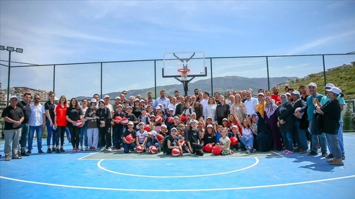 TBF Başkanı Türkoğlu, Hatay'daki Basketköy'de depremzedelerle buluştu