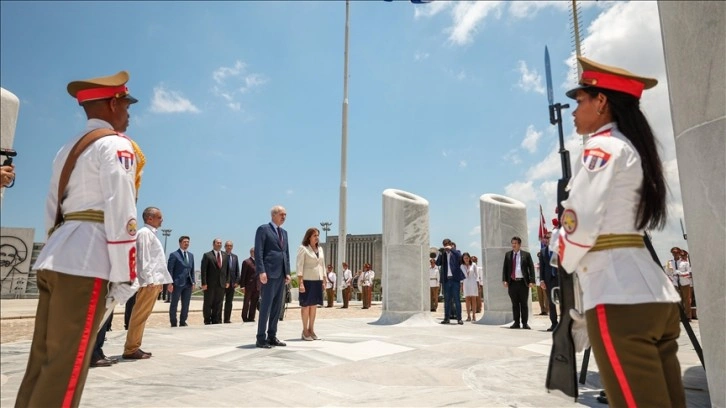 TBMM Başkanı Kurtulmuş, Havana'da Jose Marti Anıtı'nı ziyaret etti