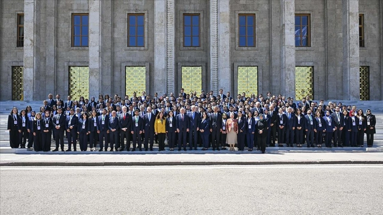 TBMM Başkanı Kurtulmuş, Meclis'te gençleri ağırladı