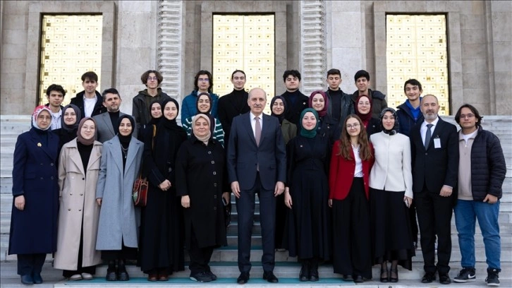 TBMM Başkanı Kurtulmuş, Meclis'i ziyaret eden öğrencilerle görüştü