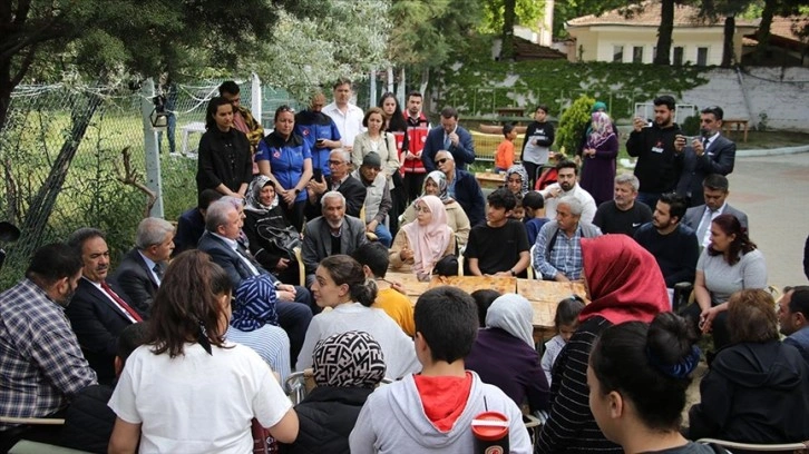 TBMM Başkanı Şentop, belediyenin konaklama kararına son verdiği depremzedeleri ziyaret etti