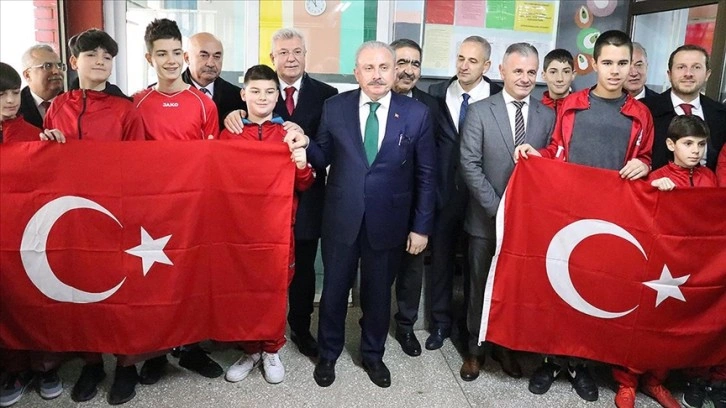 TBMM Başkanı Şentop, Üsküp'te Türkçe eğitim veren Tefeyyüz İlköğretim Okulu'nu ziyaret ett