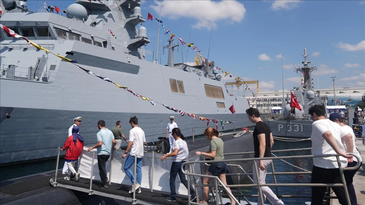 TCG Sakarya ve TCG Hızırreis denizaltılarına ziyaretçilerden yoğun ilgi