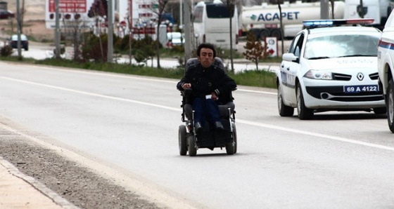 Tekerlekli sandalyesi ile 23 kilometre yol katetti