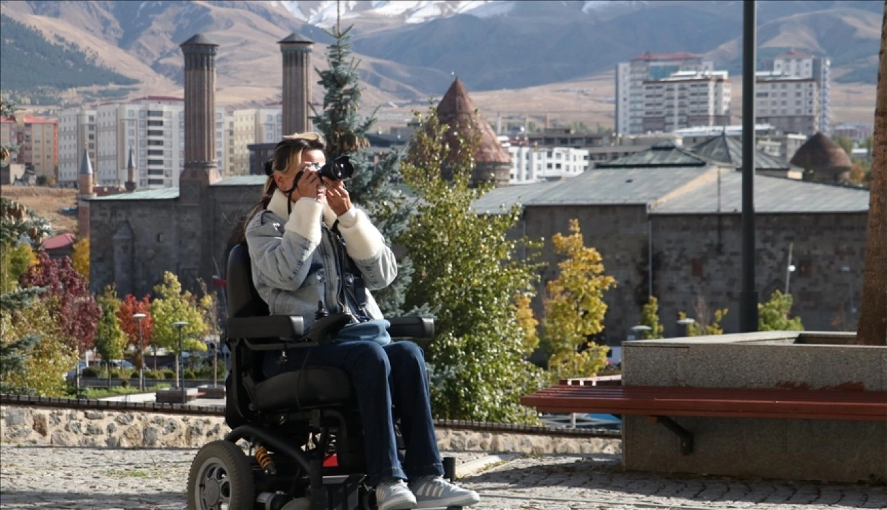 Tekerlekli sandalyesiyle Erzurum'un soğuğunda hayatı fotoğraflıyor