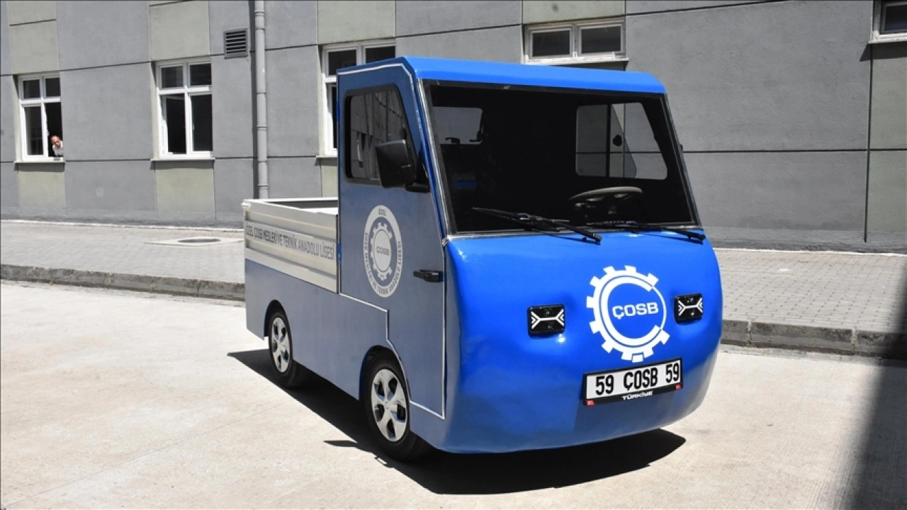 Tekirdağ'da meslek liseli öğrenciler elektrikli kamyonet tasarladı