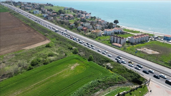 Tekirdağ-İstanbul kara yolunda trafik yoğunluğu yaşanıyor