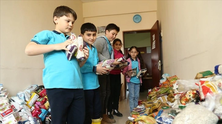 Tekirdağ'da ilkokul öğrencileri ihtiyaç sahibi aileler için erzak kolisi hazırlıyor