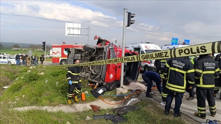 Tekirdağ’da minibüs ile tır çarpıştı, kaza yerine çok sayıda ambulans sevk edildi