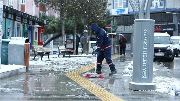 Tekirdağ'ın bazı ilçelerinde kar yağışı etkili oluyor