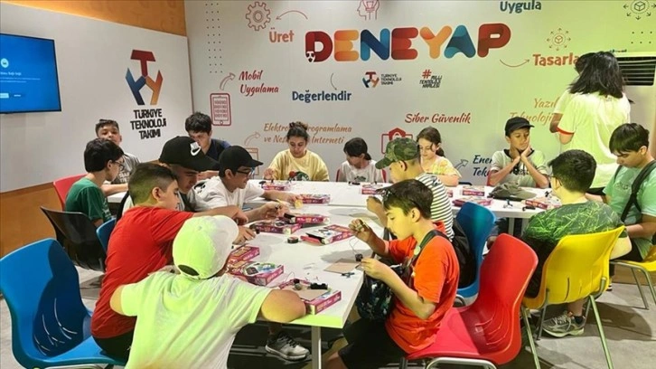 TEKNOFEST Ankara'da T3 Vakfının standını ziyaret eden çocuklar teknolojiyi eğlenerek öğreniyor