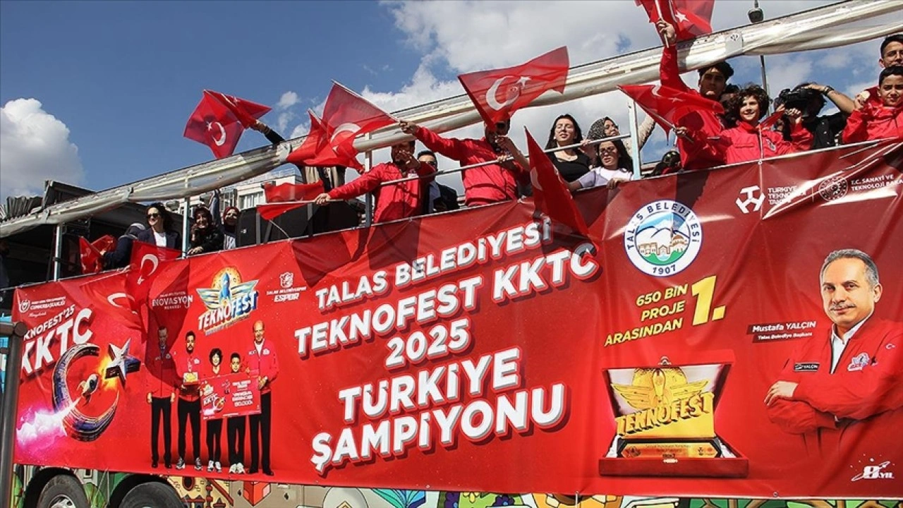 TEKNOFEST KKTC'de birinci olan öğrencilere Kayseri'de üstü açık otobüsle şehir turu yaptır