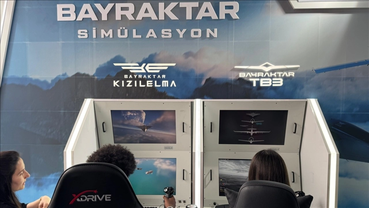 TEKNOFEST KKTC ziyaretçileri, Baykar standındaki simülasyonlarla İHA kullanımını deneyimliyor