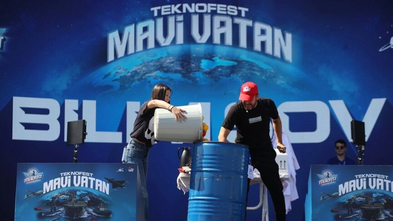 TEKNOFEST Mavi Vatan'da &ccedil;ocuklar, bilim şovunda deneylere katıldı