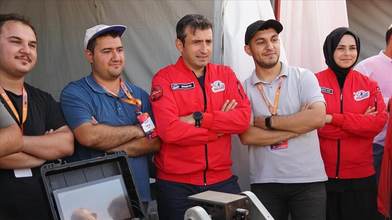 TEKNOFEST Yönetim Kurulu Başkanı Bayraktar, İKA Yarışması'nda öğrencilerle buluştu