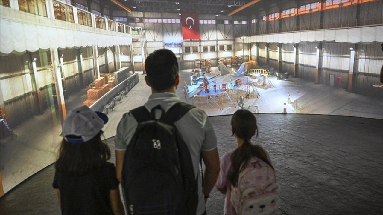 TEKNOFEST ziyaretçileri oluşturulan özel alanda Çelik Kubbe'yi deneyimliyor
