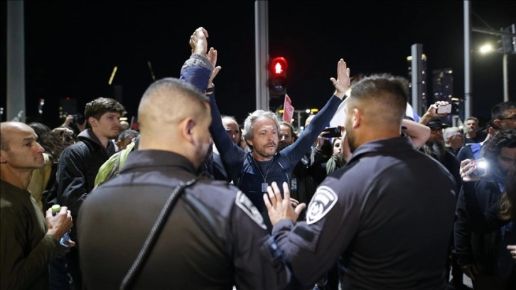 Tel Aviv’de binlerce İsrailli protestocu, Netanyahu'ya istifa çağrılarını yineledi