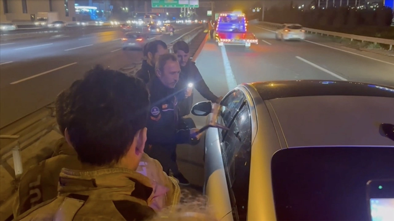 TEM Otoyolu'nda uyuyakalan sürücüye ulaÅŸmak için aracın camını baltayla kırdılar