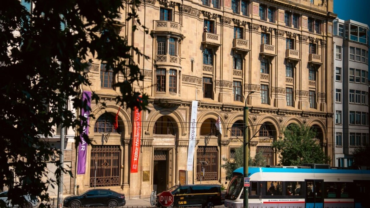 Temas sergisi Karak&ouml;y Palas'ta ziyaret&ccedil;ilerle buluşuyor