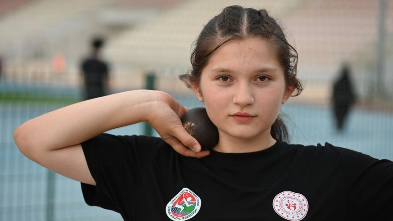 Teneff&uuml;ste koşarken keşfedilen Elfinay Kama, atletizmde 2 yıl &uuml;st &uuml;ste T&uuml;rkiye şampiyonu oldu