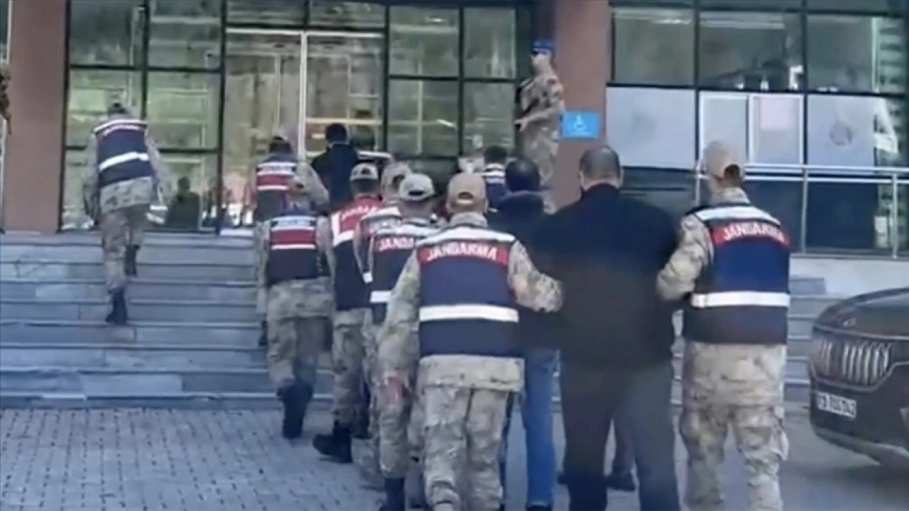 Terör örgütü DEAŞ'a yönelik operasyonlarda 298 şüpheli yakalandı