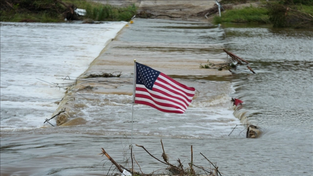 Texas'ta 109 kişinin ölümüne neden olan sellerde, 160'tan fazla kişinin kayıp olduğu bildi