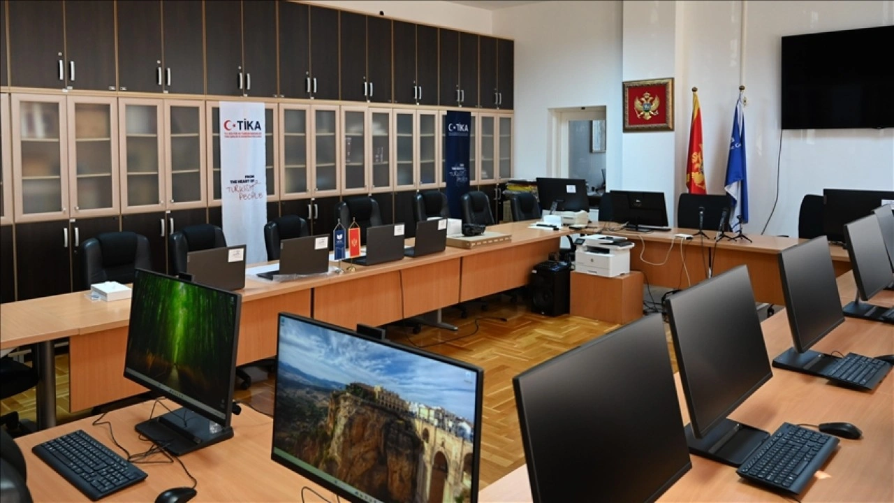 TİKA'dan Karadağ Üniversitesi Tarih Enstitüsüne teknik ekipman desteği