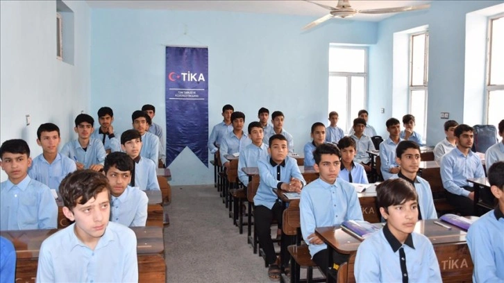 TİKA Herat Ofisi'nden şehrin önde gelen okuluna sıra ve masa desteği