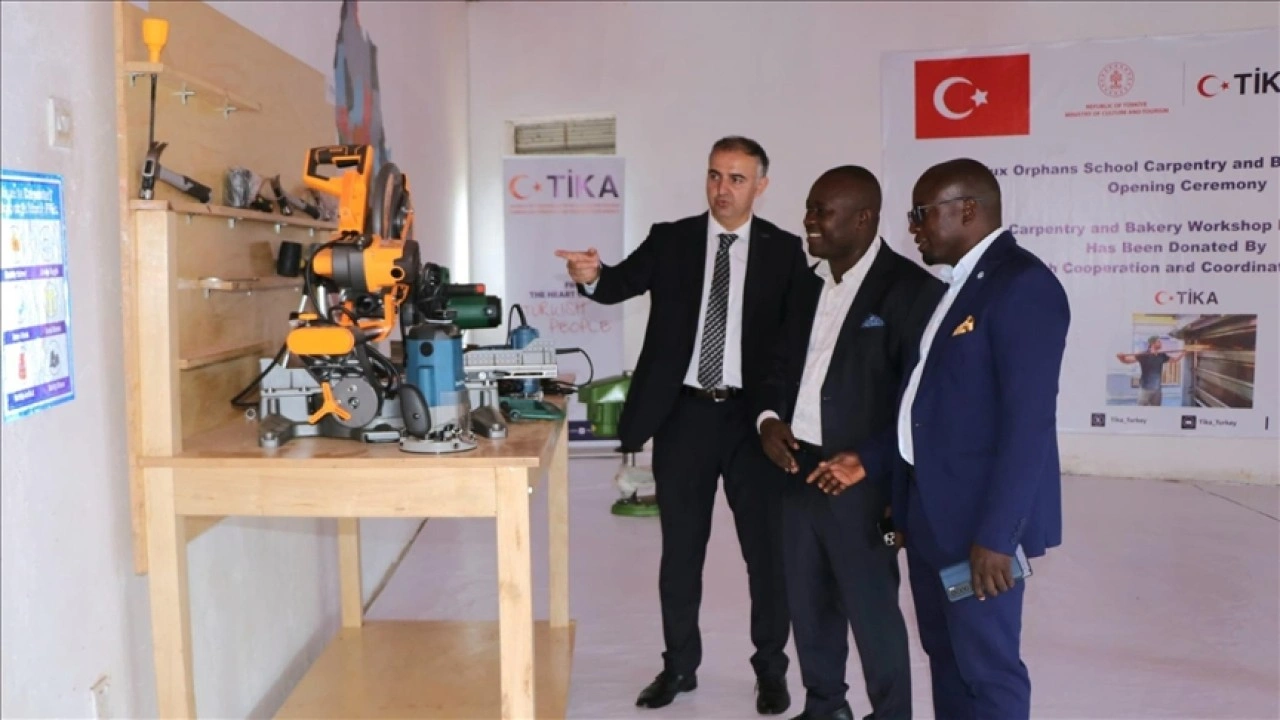 TİKA, Uganda'daki yetim okulunda marangozluk atölyesi kurdu