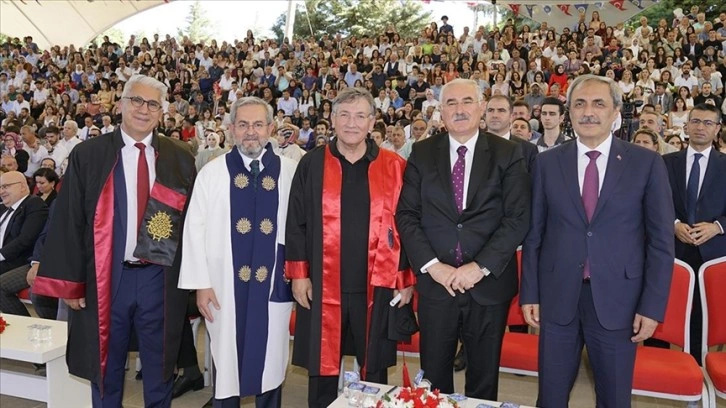 Tıp profesörü, 60 yaşında hukuk fakültesinden mezun oldu