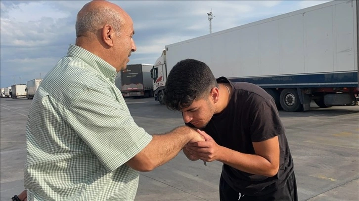 Tır şoförü baba ve iki oğlu, denk geldikleri Kapıkule'de bayramlaştı