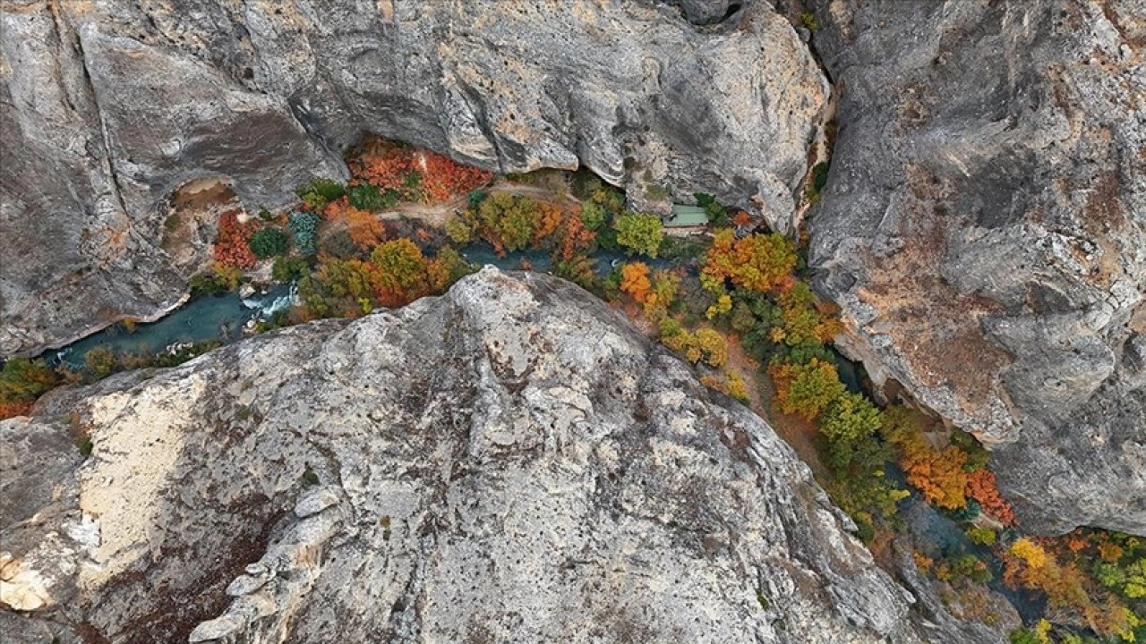 Tohma Kanyonu sonbaharda renk cümbüşüne büründü
