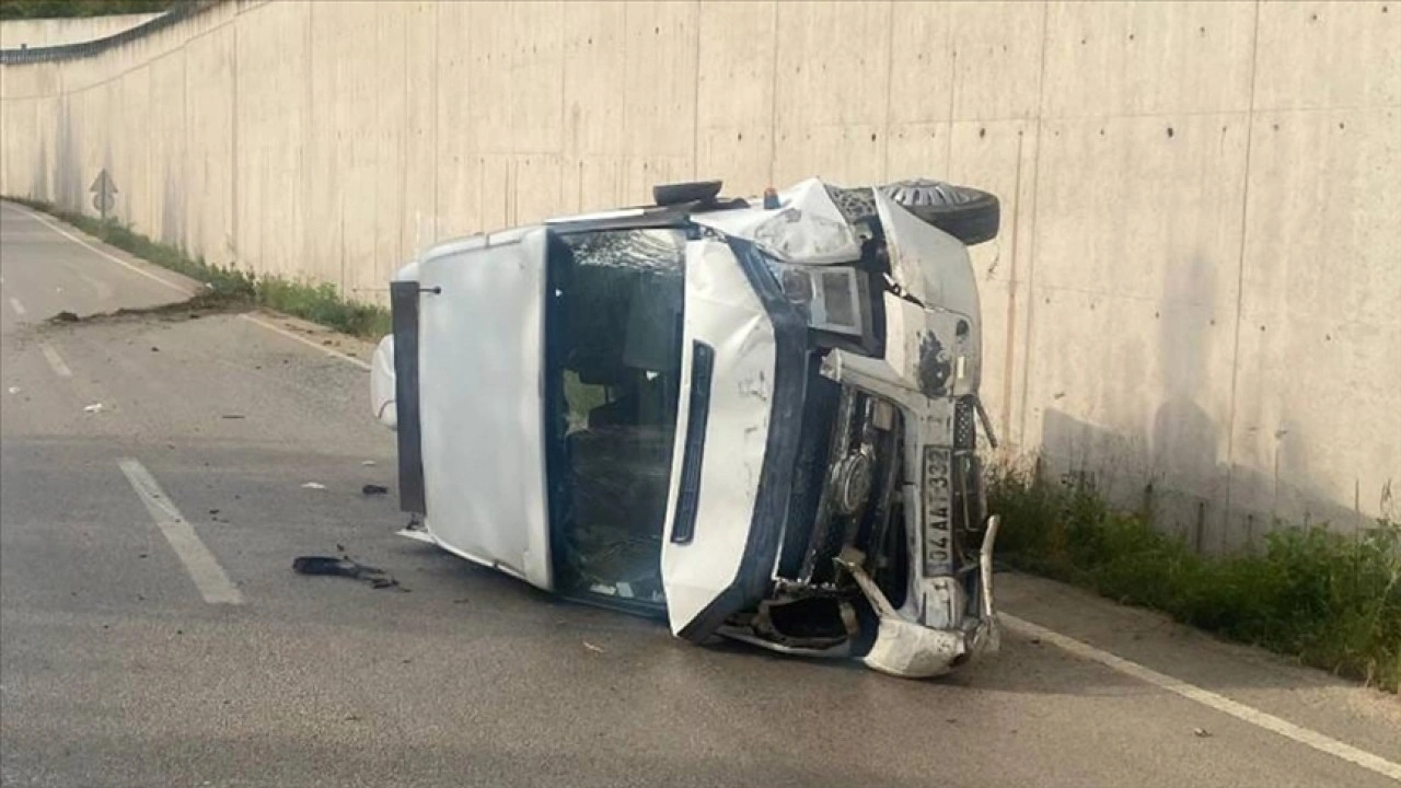Tokat'ta minibüsün devrilmesi sonucu 10 kişi yaralandı
