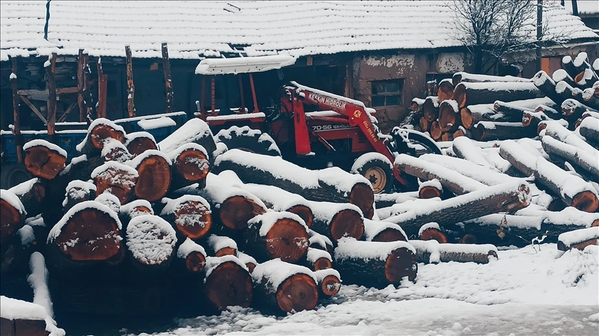 Tokat ve Van'ın ilçelerindeki yüksek kesimlere kar yağdı﻿﻿