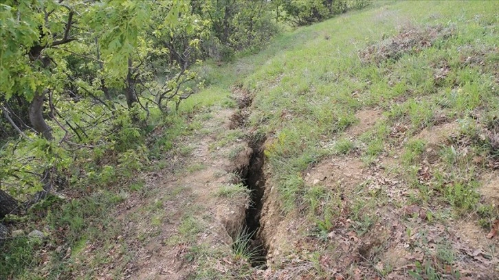 Tokat'ın Sulusaray ilçesinde arazide derin çatlaklar ortaya çıktı