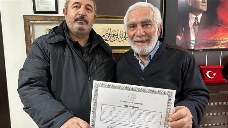 Tokat'ta 78 yaşında liseyi bitiren Yunis Demiriz, diplomasını ailesiyle birlikte aldı