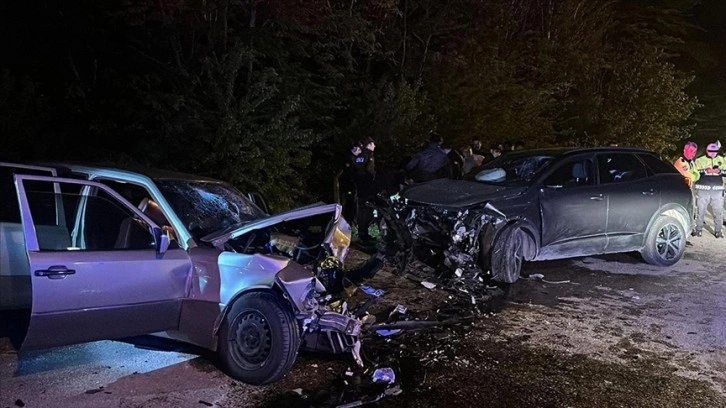 Tokat'ta cip ile otomobilin çarpıştığı kazada 7 kişi yaralandı