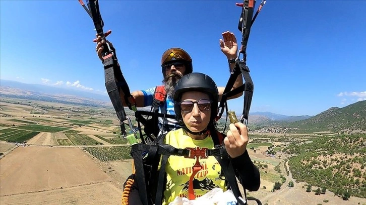 Tokat'ta yamaç paraşütü yapan iki sporcu havada yaprak sarması yedi