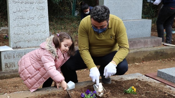 Tokyo’da İslam ve Türk büyüklerinin kabirleri çiçeklendirildi