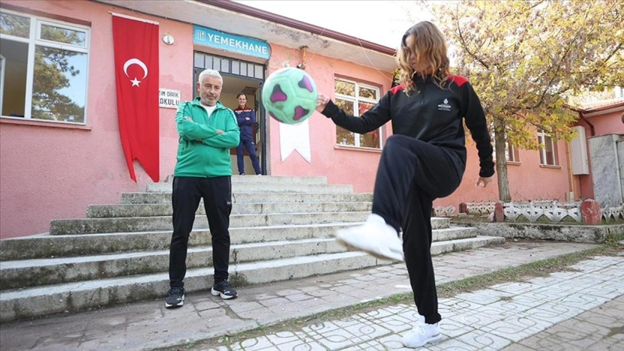 Tolga öğretmen köylerden gelen kız öğrencilere okulu futsalla sevdirdi