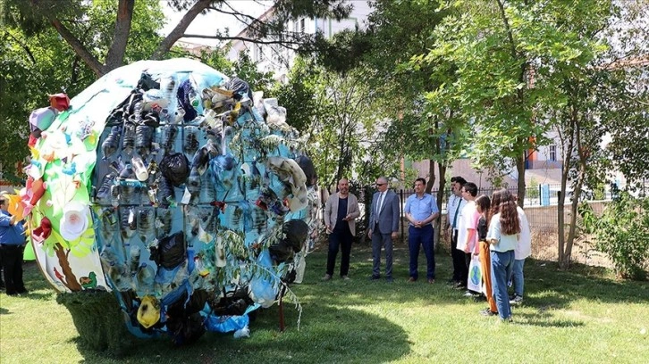 Topladıkları atıklarla küre tasarlayan öğrenciler kirliliğe dikkati çekti