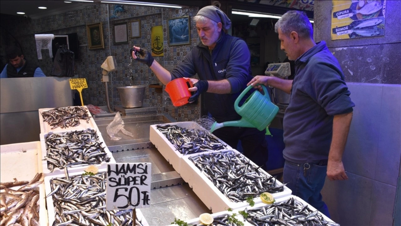Trabzon'da balıkçı tezgahlarını hamsi süslüyor