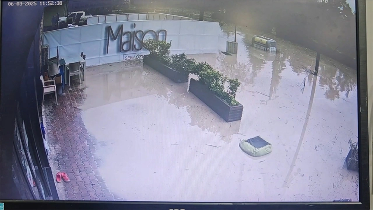 Trabzon'daki taşkında suyun yükselme anı güvenlik kamerasınca kaydedildi