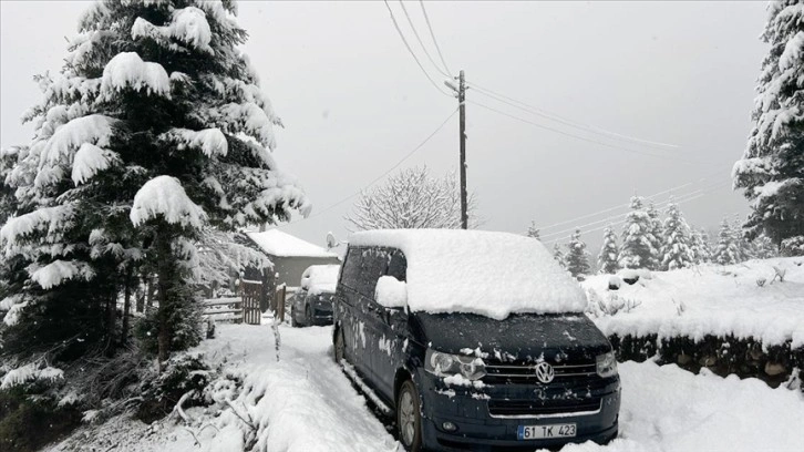Trabzon ve Gümüşhane'nin yüksek kesimlerinde kar yağışı etkili oldu