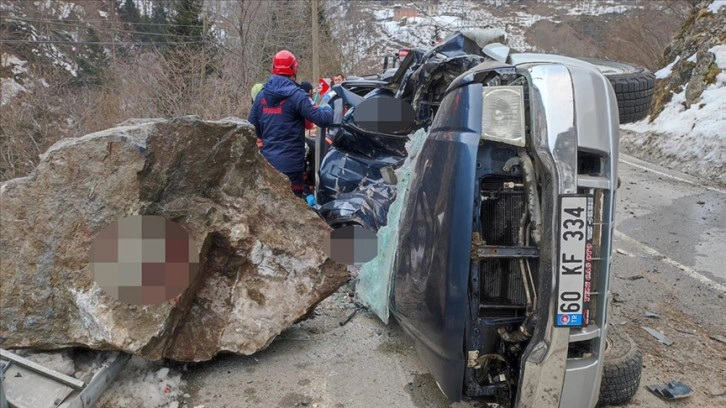 Trabzon'da kamyonetin üzerine kaya düşmesi sonucu 4 kişi öldü