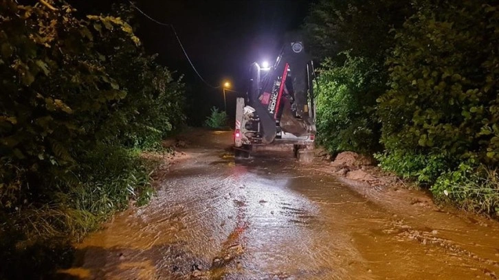 Trabzon'da sağanak, hayatı olumsuz etkiledi