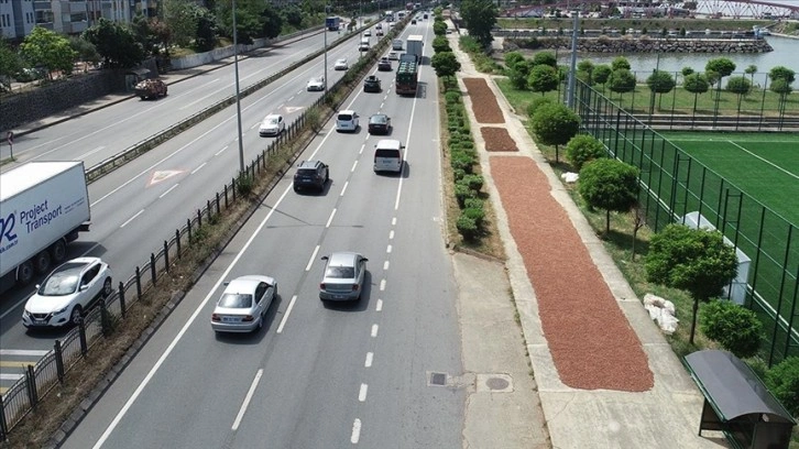 Trabzon'da üreticiler fındığı kurutmak için yol kenarlarını tercih ediyor