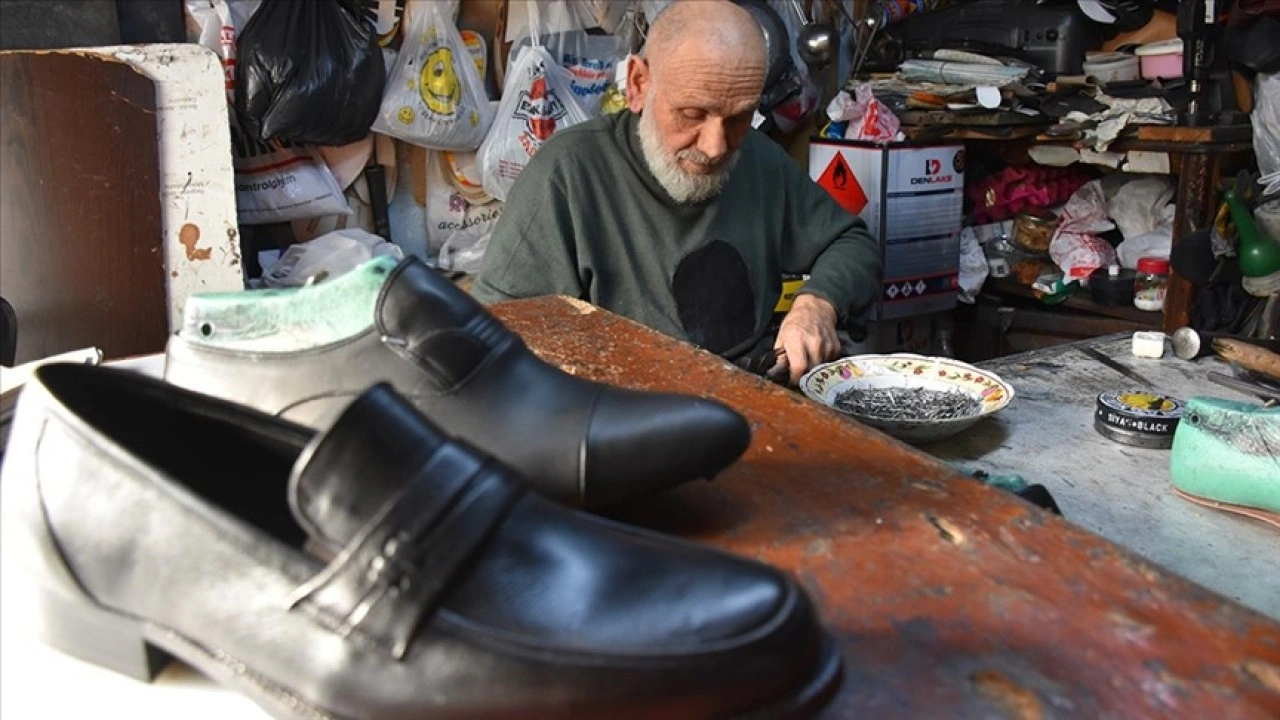 Trabzonlu usta 60 yıldır el emeğiyle deri ayakkabı imal ediyor