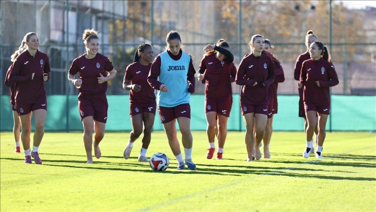 Trabzonspor, kadın futbolunda galibiyet serisini Galatasaray ma&ccedil;ıyla s&uuml;rd&uuml;rme peşinde